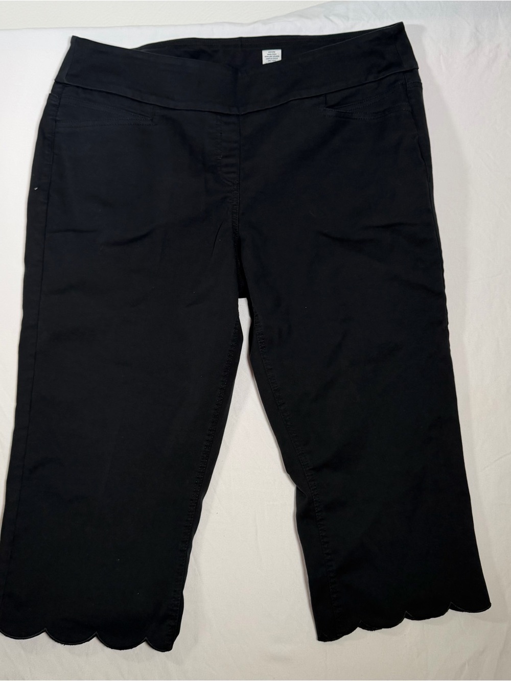 Westbound Black Scallop-Hem Pull-On Capri Pants